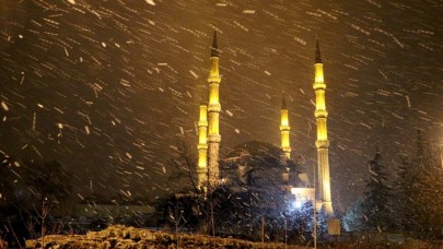 Edirne'de kar yağışı başladı: Çevre yolu trafiğe kapandı