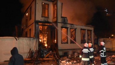 Edirne'de tarihi müftülük binası tamamen yandı