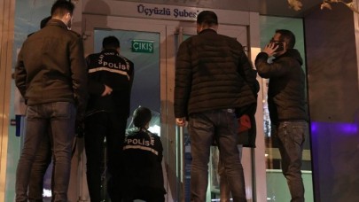 Esenler'de ATM'nin kartını yutmasına sinirlenen kişi bankanın camını kırdı