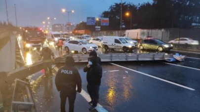 Fırtına İstanbul'u esir aldı,  TEM Otoyolu'nda tabela devrildi: Trafik felç!