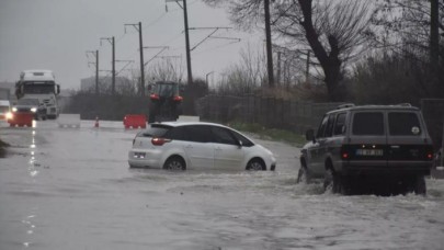 Kardan önce sağanak vurdu: Cadde ve sokaklar göle döndü
