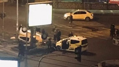 Kısıtlamada taksiciler boş yolda kafa kafaya çarpıştı: 2 yaralı