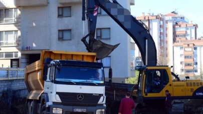 Mersin'de kumar oynatılan binaya iş makinesiyle duvarı kırılarak girildi