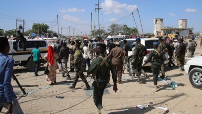 Mogadişu'da büyük patlama ve silahlı çatışma