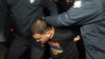 Polisin önünde havaya ateş açıp kaçtılar