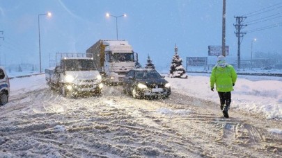 Kar yolları kesti: TEM Otoyolu İstanbul istikameti ulaşıma kapandı