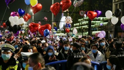 Virüsü çıkartıp dünyayı eve hapsettiler,  kendileri sokaklarda sabahladılar: Vuhan'da çılgın kutlama