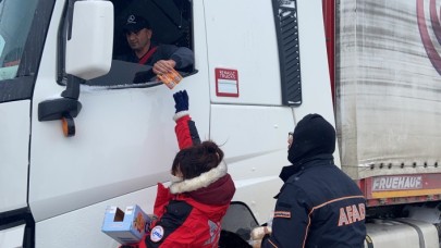 AFAD,  yolda kalan tır sürücülerine kumanya dağıttı