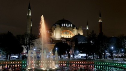 Ayasofya-i Kebir Cami-i Şerifi'nde ilk kandil
