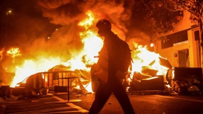 Barcelona yanıyor: Çatışmalar çıktı,  onlarca yaralı var