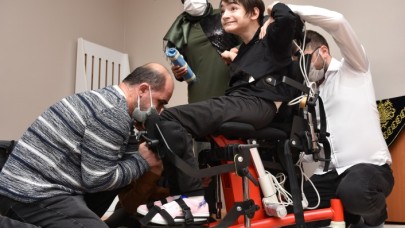 Bedensel engelli Elif,  dik duruş liftiyle 13 yıl sonra ayaklandı