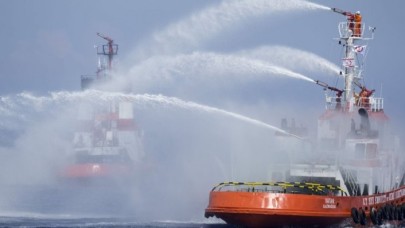 Çanakkale açıklarında Ro-Ro gemisinde çıkan yangının söndürülmesine çalışılıyor