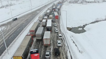 Dikkat,  bu habere bakmadan yola çıkmayın: Kar yolları kapadı,  kamyonlar,  otobüsler,  otomobiller yollarda kaldı