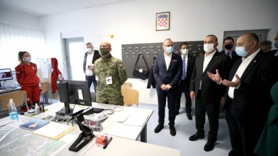 Dışişleri Bakanı Çavuşoğlu,  Hırvatistan'da depremden zarar gören Petrinja'yı ziyaret etti