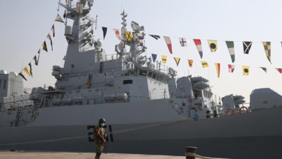 Dost-düşman,  kim varsa,  aynı tatbikatta