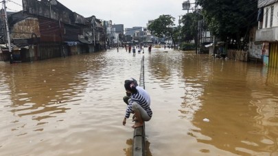 Endonezya'da doğal afetler 213 can aldı