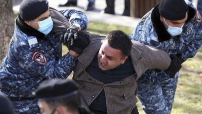 Ermenistan'da darbe:  Paşinyan ortaya çıktı,  işte ilk görüntüler