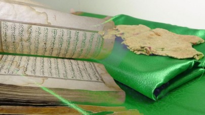 Hz. Muhammed'e ait olduğunu iddia ettikleri takke ve çorabı evlerinde sergiliyorlar