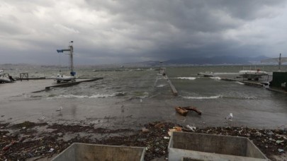 İzmir'de denizde erkek cesedi bulundu