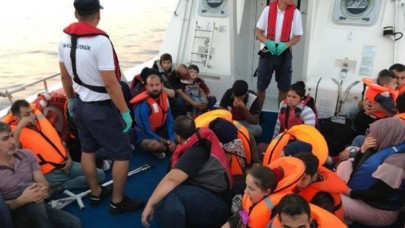 İzmir'de Türk kara sularına geri itilen 19 göçmen kurtarıldı