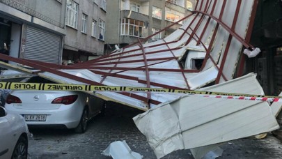 Kocaeli'de şiddetli rüzgar nedeniyle apartmanın çatısı uçtu