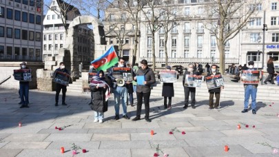 Köln Katedrali önünde Hocalı katliamı protestosu