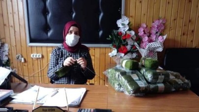 Mehmetçiği sıcak tutsun diye ilmek ilmek bere örüyorlar