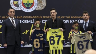Mesut Özil imzalı çubuklu forma rekor kırdı
