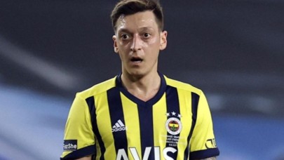 Mesut Özil İstiklal Marşı sırasındaki tavrı nedeniyle sosyal medyada linç yedi!