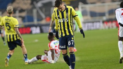 Mesut'lu kadrosuyla Mesut olamıyor: Göztepe'ye de yenilen Fenerbahçe tarihi tersten yazıyor!