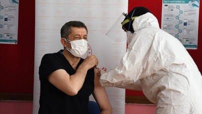 Öğretmenlere aşılama başladı: Milli Eğitim Bakanı Selçuk ilk doz aşısını oldu