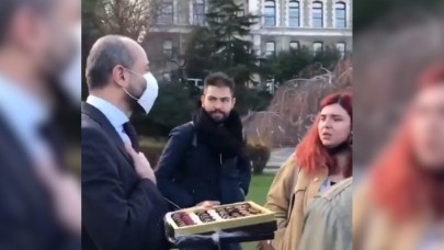 Rektör Melih Bulu'nun çikolata ikramına,  öğrencilerin tepkisi damga vurdu