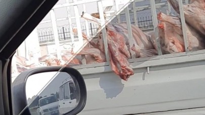 Şehrin göbeğinde skandal: Hangi hayvana ait olduğu bilinmeyen etleri kamyonla taşıdılar!