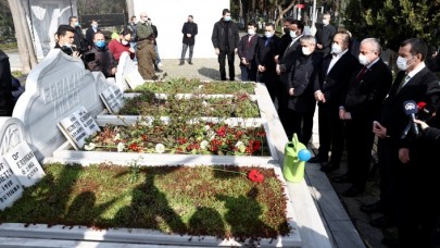 TBMM Başkanı Mustafa Şentop Necmettin Erbakan'ın kabri başında dua etti