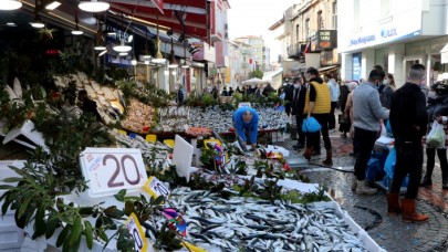 Tezgahta uskumru bolluğu
