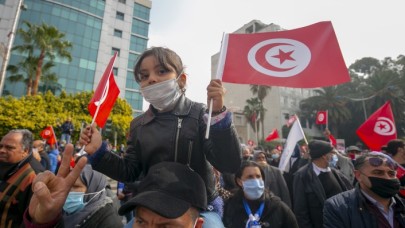 Tunus'ta binlerce kişi sokağa indi: 10 yıl önceki devrim gösterilerine benziyor