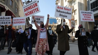 Vanlı aileler çocuklarına kavuşmak için HDP İl Başkanlığı önünde oturma eylemi başlattı