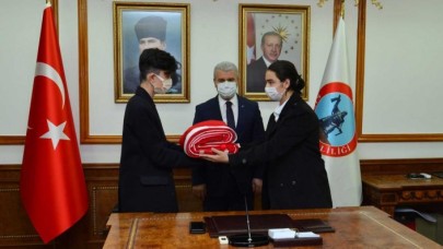 18 Mart'ta Çanakkale'de göndere çekilecek ay yıldızlı bayrak Kırşehir'e ulaştı