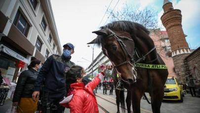 Atlı polis birlikleri kadınlara karanfil dağıttı