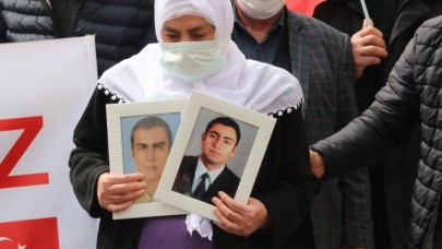 Batmanlı anne iki oğlu için evlat nöbetine katıldı