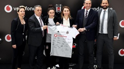 Beşiktaş Kadın Futbol Takımı'nın sponsoru Vodafone oldu