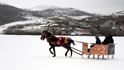 Çıldır Gölü'nde atlı kızakla gezinti keyfi nisanın ilk günlerine kadar sürecek