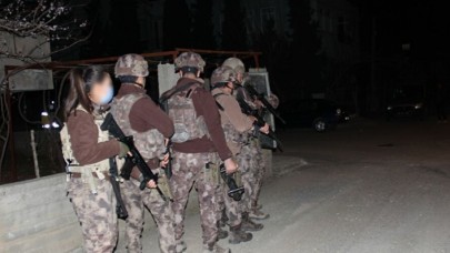 Cinnet geçiren anne dehşet dolu anlar yaşattı: Evladını rehin aldı!