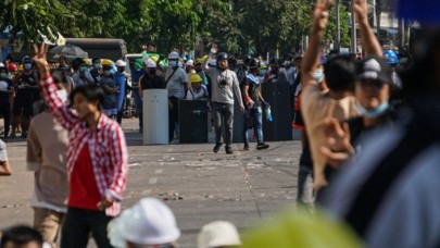 Darbeciler ülkeyi kan gölüne çevirdi: Onlarca ölü var