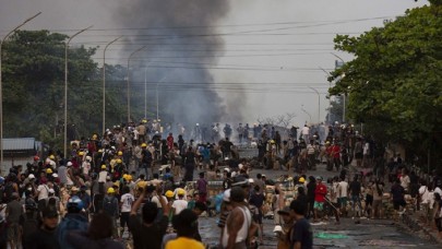 Darbeye ölümüne direniş: Myanmar'da kan gövdeyi götürüyor!