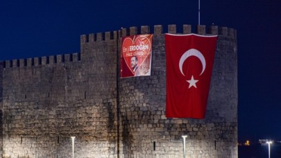 Diyarbakır Kalesi'ne Kürtçe 'Biz Erdoğan'ı seviyoruz' pankartı asıldı