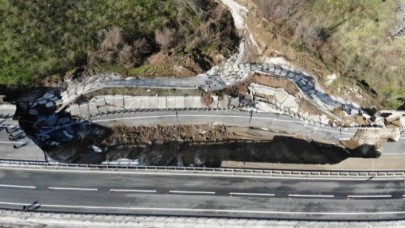 Düzce-Zonguldak yolunda faciadan dönüldü! Tamamen çöktü