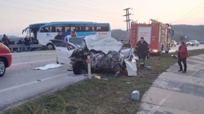 Düzce'de otobüsle otomobil çarpıştı: Fuat Karagöz,  Fikret Yaman,  Semiha Mumcuoğlu öldü,  11 yaralı var