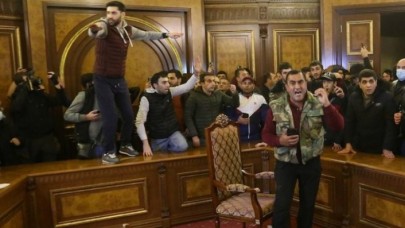 Ermenistan'da iç savaşın ayak sesleri: Hükümet binasını bastılar