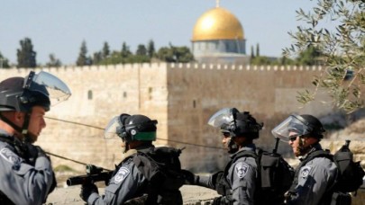 Fanatik Yahudiler Mescid-i Aksa'yı bastı